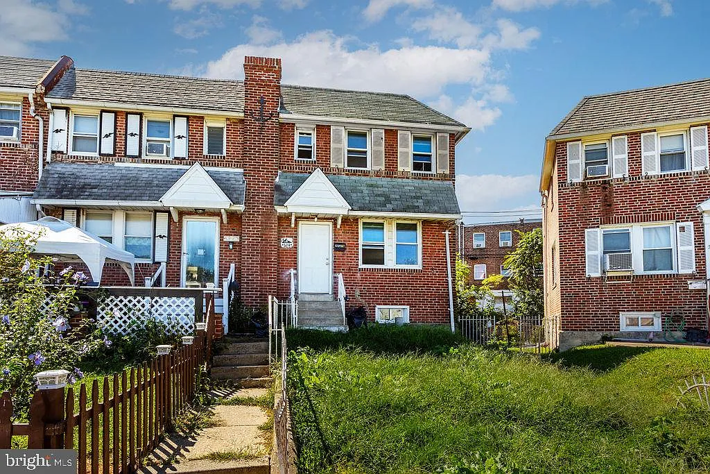 3 bed, 1.0 bath, 1368 sqft, $1,900 — Photo 1