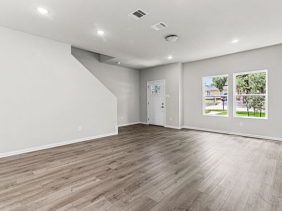 5th image of 3325 Eastland St