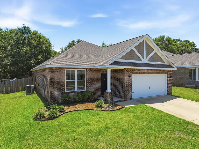 425 Pemberton Ln — Photo 3