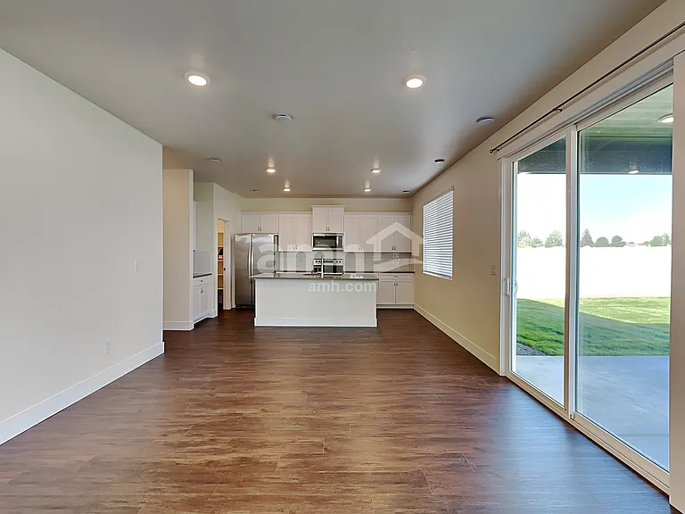 1422 N Barkvine Ave — Photo 5
