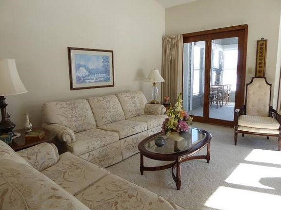 RELAXED GLAMOUR Sun filled spacious vaulted living area with lake views