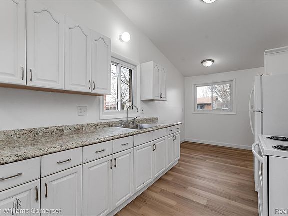 5th image of 29015 York St