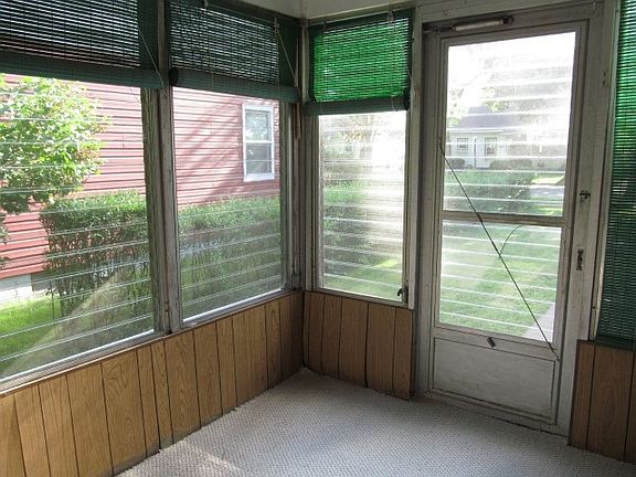 5th image of 915 W Wausau Ave