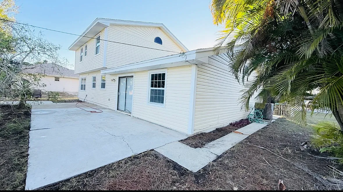 4 bed, 2.5 bath, 2200 sqft, $2,500 — Photo 3