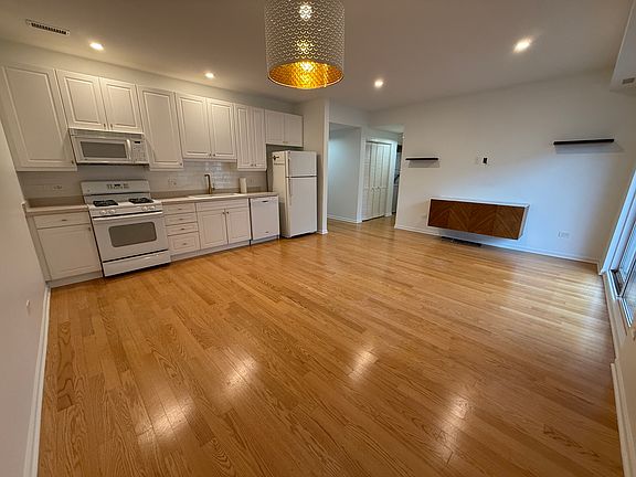 4th image of 2720 W Cortland St APT 202