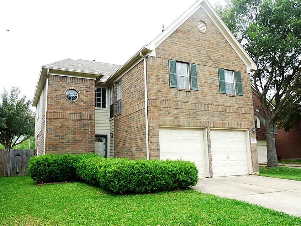 Great curb appeal for this home located in cul-de-sac street.