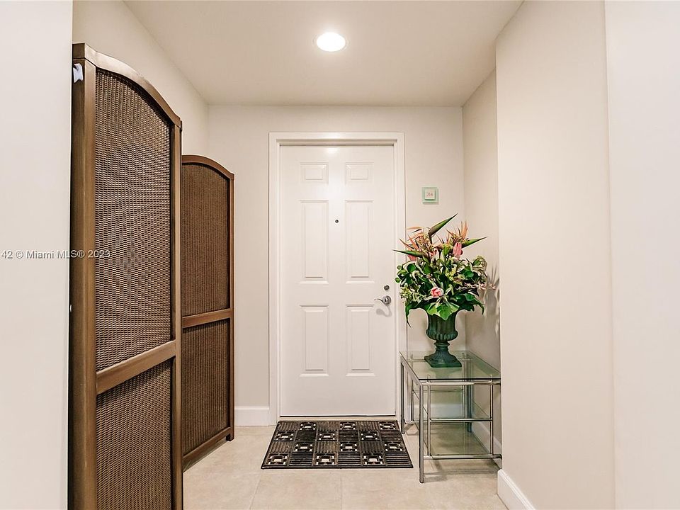 1st image of 3330 NE 190th St APT 314