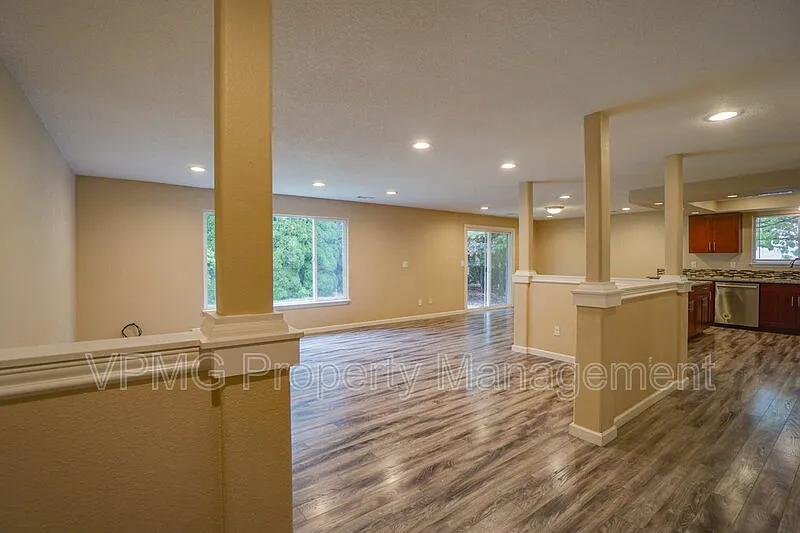 3 bed, 2.0 bath, 1398 sqft, $2,595 — Photo 4