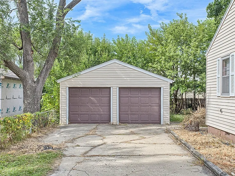 1714 W Clark St — Photo 17