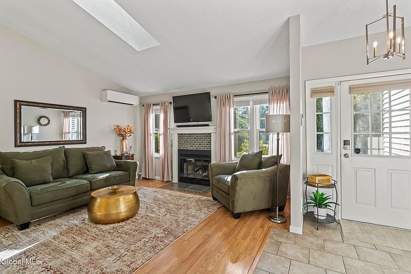 3rd image of 32 Brenden Court