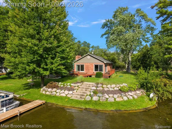 1930 Lake Pointe Dr, Ortonville, MI 48462