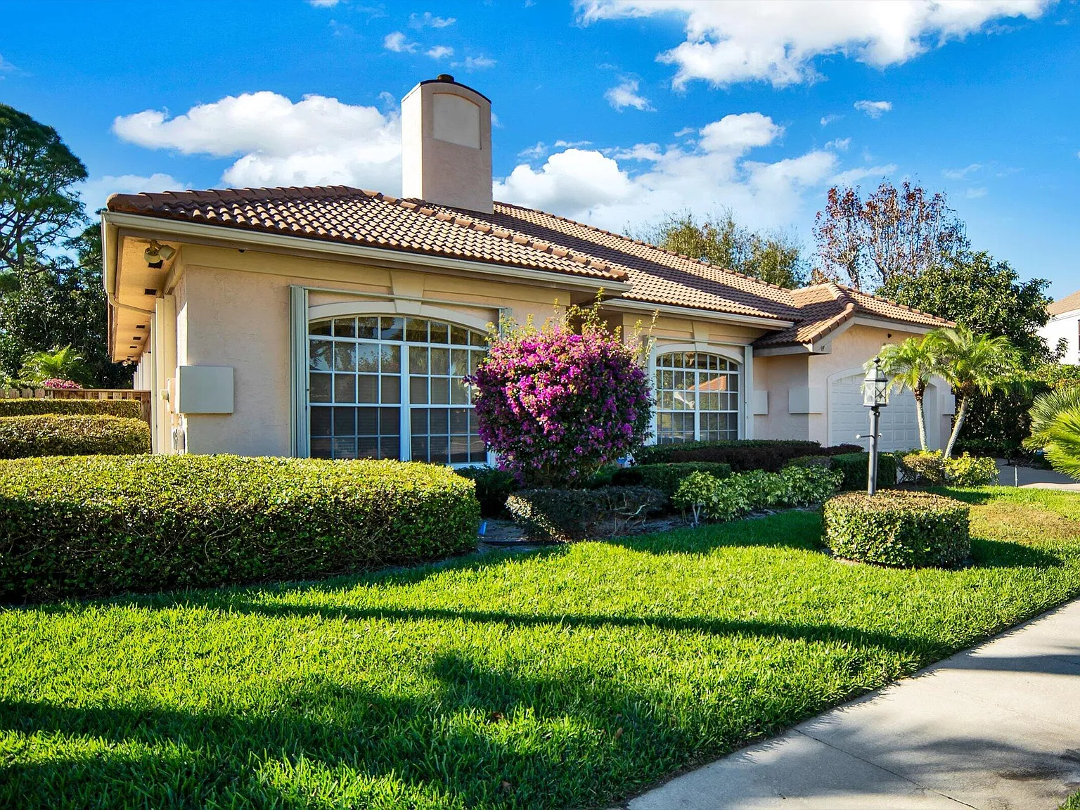3 bed, 2.5 bath, 2741 sqft, $5,000 — Photo 2