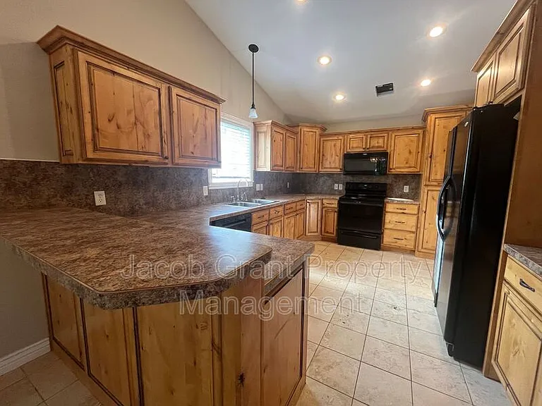 460 Lacosta Dr — Photo 5