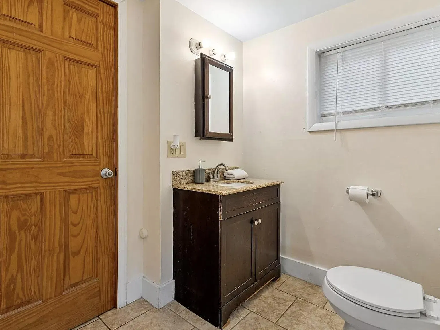 3 bed, 900 sqft, $2,100 — Photo 4