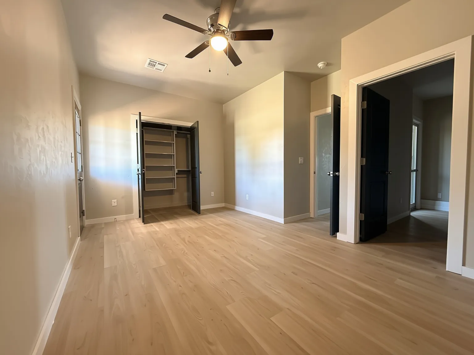 3 bed, 1200 sqft, $1,300 — Photo 4
