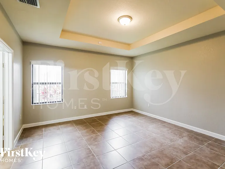 115 NE 26th Ter — Photo 10