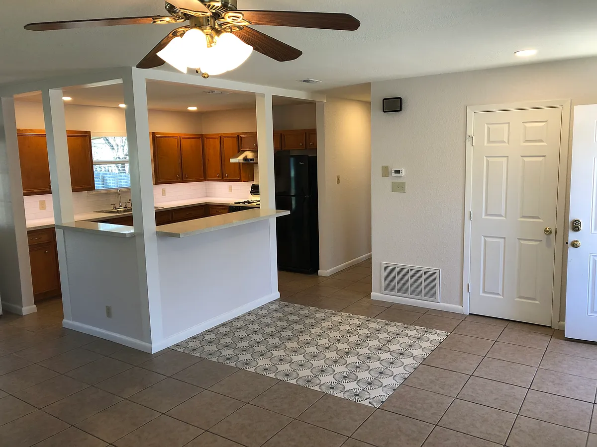 Building Photo - 2409 Glen Springs Way