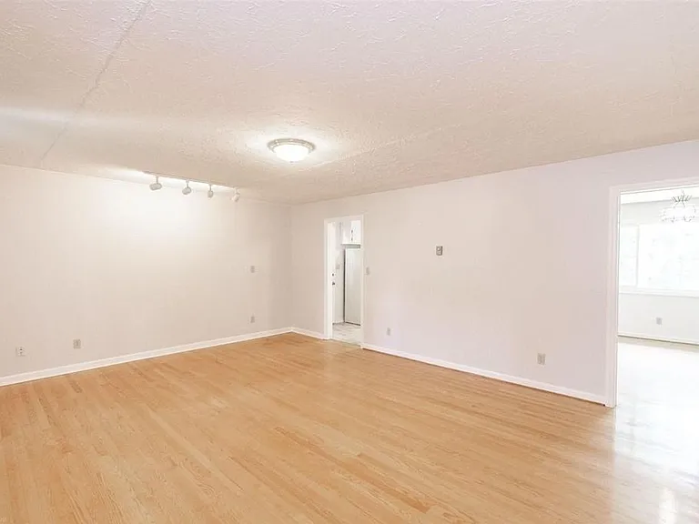 601 Broce Dr — Photo 2