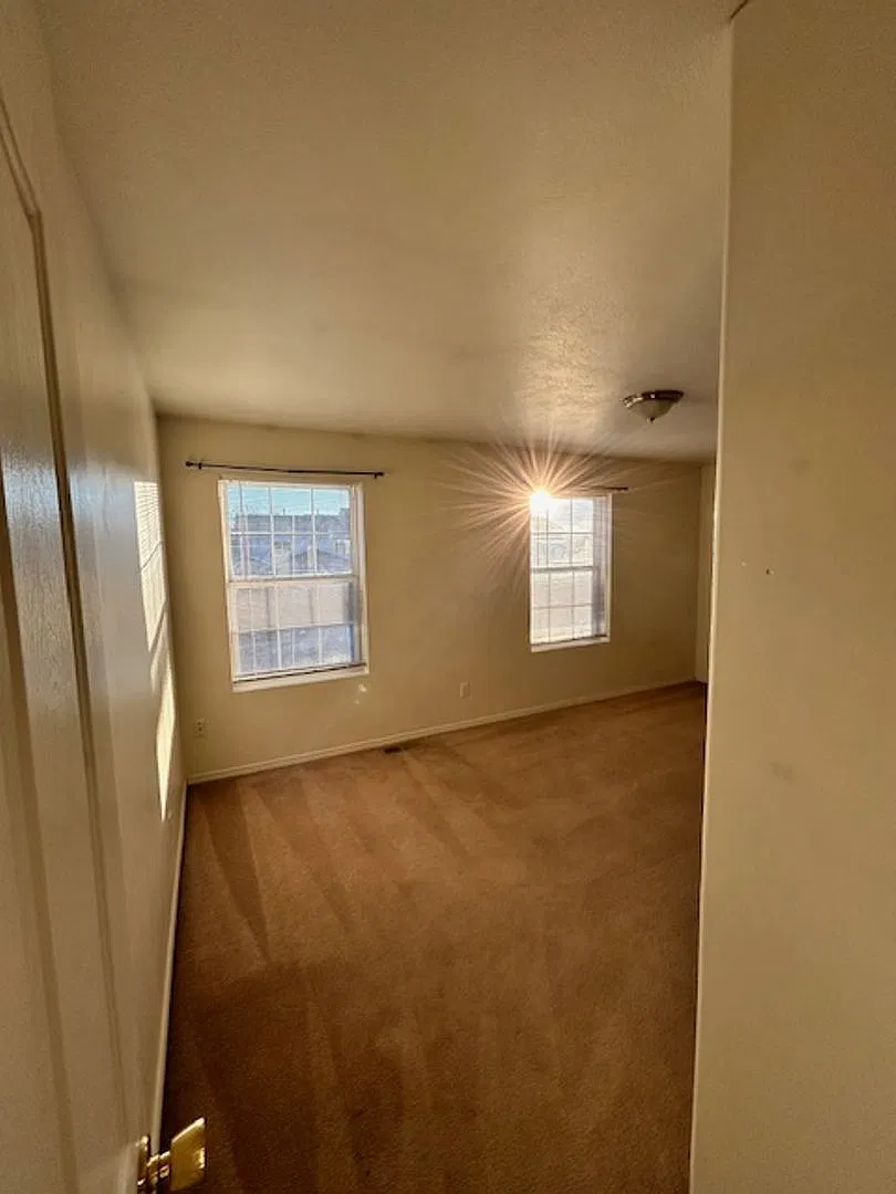 3 Bedroom 2 Bathroom Centrally Located Townhouse — Photo 1