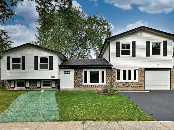 8164 N Carrolton Ct, Hanover Park, IL 60133