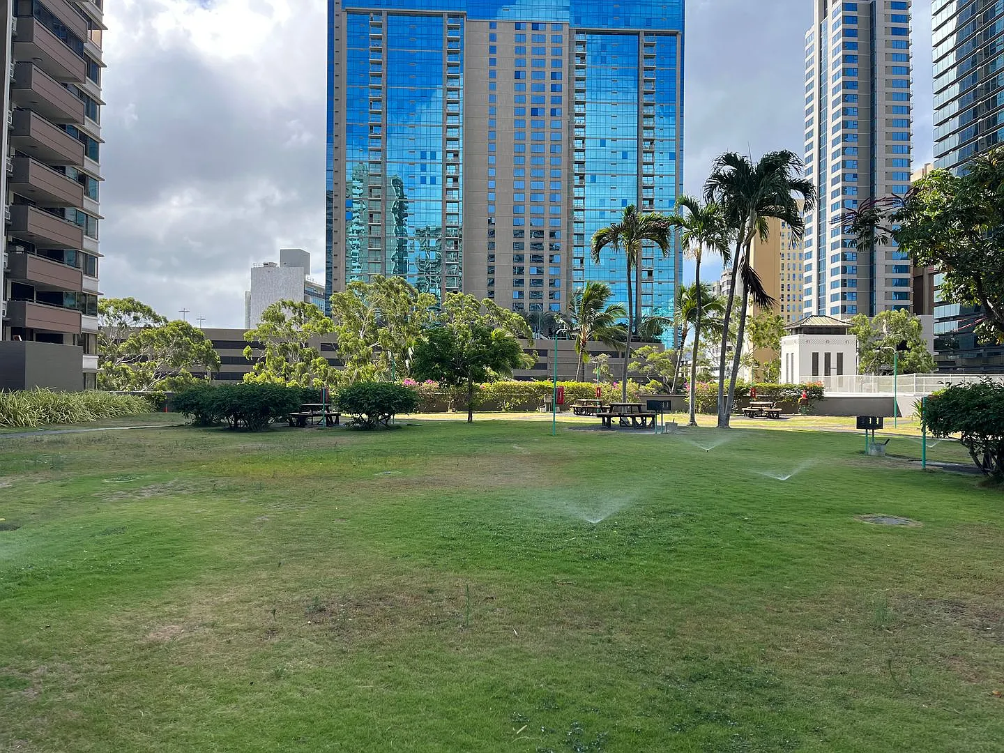 Kukui Plaza 1 bedroom, 1 bath Condo with 1 parking Avail 9/1 — Photo 4