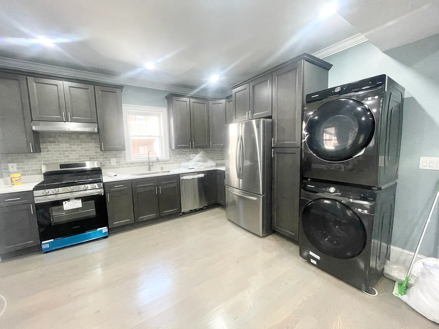 5 bed, 9999 sqft, $4,400 — Photo 1