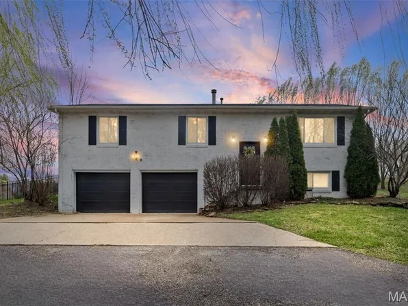 319 E Ingle Dr, Glen Carbon, IL 62034