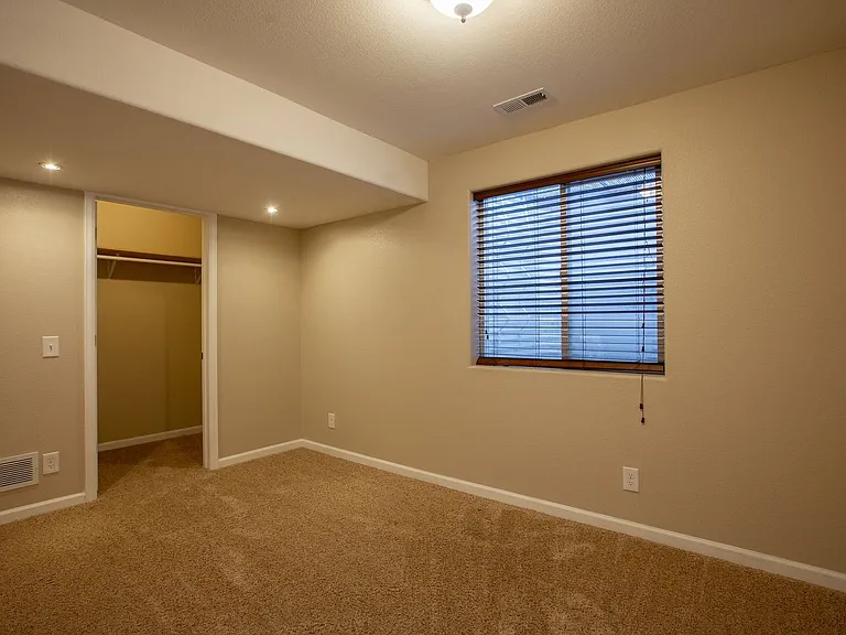 1076 Fairfield Ave — Photo 29