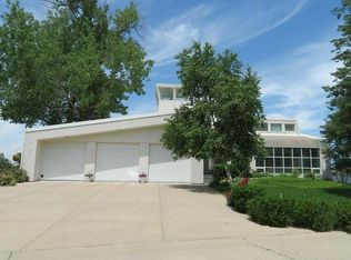 112 Shoreline Dr, Carter Lake, IA 51510
