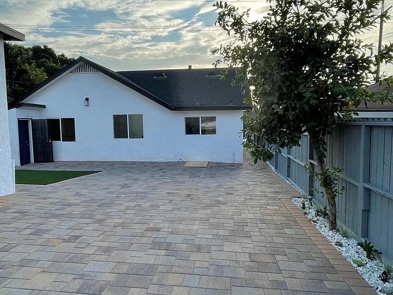 133 S Grand Ave — Photo 17