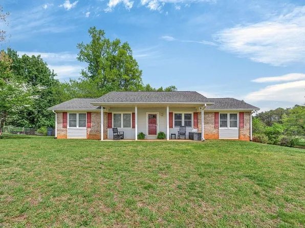 1319 Old Us Highway 52 S, Pilot Mountain, NC 27041