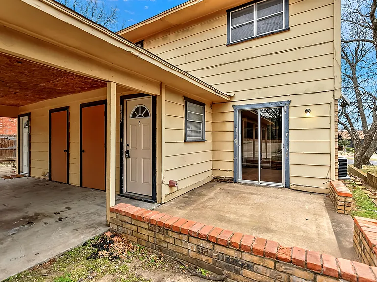 1312 N Travis St — Photo 26