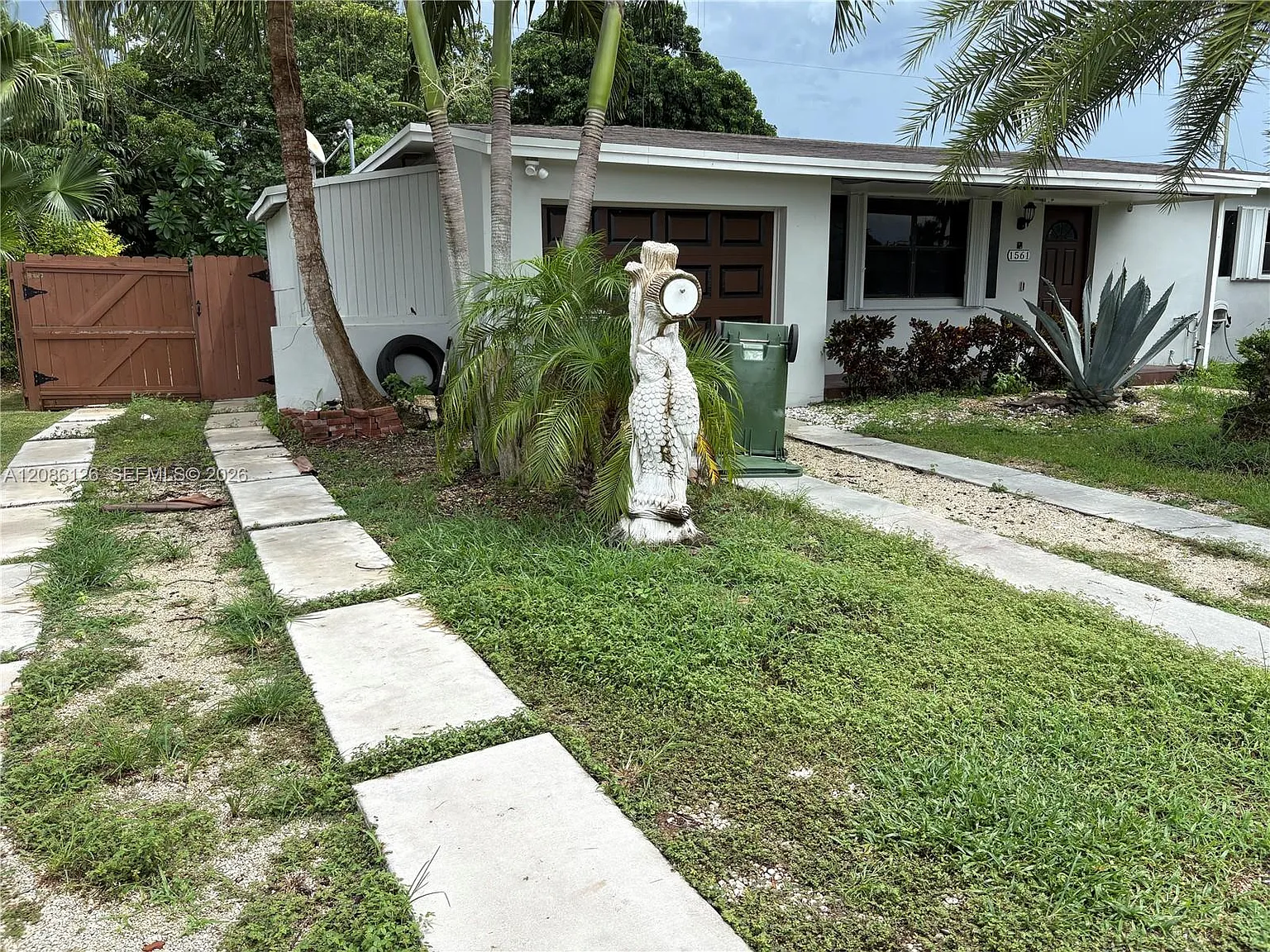 Laurel Manor — Photo 2