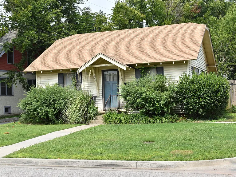 Quaint Bungalow with Central Heat & Air Conditioning within walking distance to Campus and downtown.