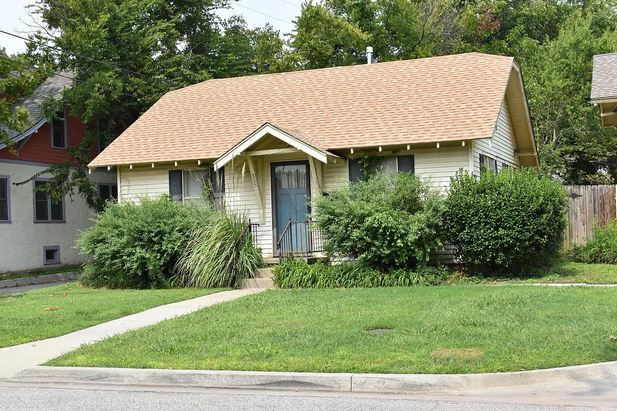 Quaint Bungalow with Central Heat & Air Conditioning within walking distance to Campus and downtown. - 325 E Duffy St