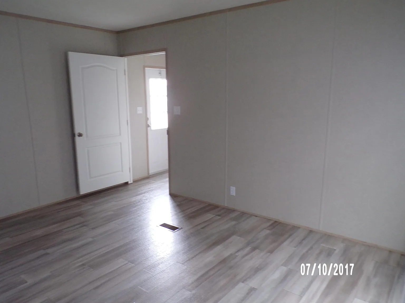 3 bed, $1,049 — Photo 4