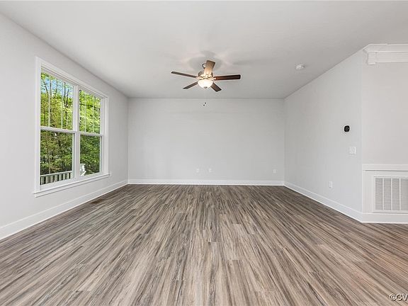 5th image of 122 Hotchkiss St