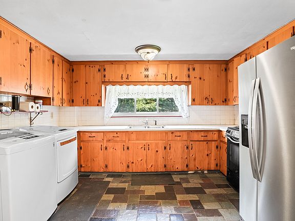 5th image of 1493 E Maine Rd
