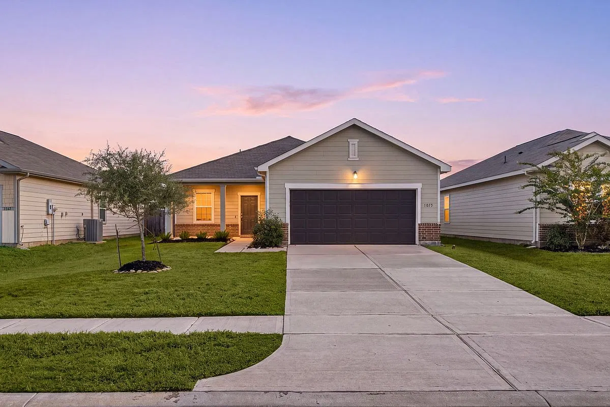 3 bed, 2.0 bath, 1216 sqft, $2,300 — Photo 1