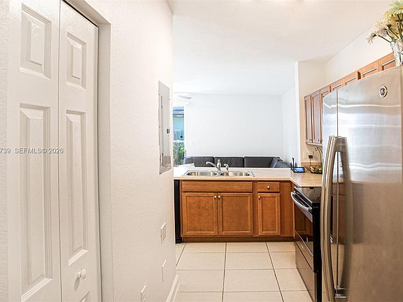 5th image of 132 SE 28th Pl Unit 7