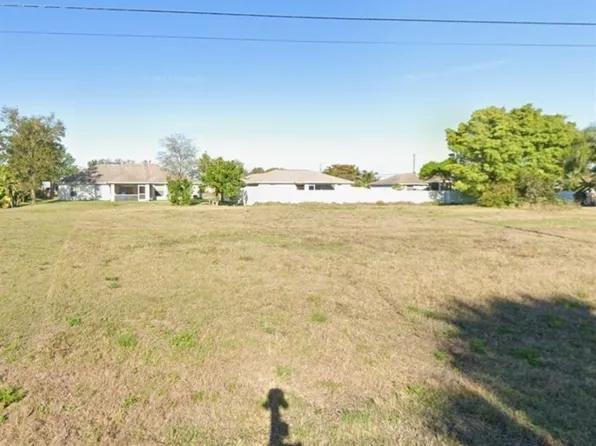 2424 NE 22nd Pl, Cape Coral, FL 33909