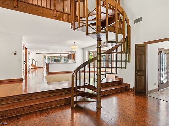 5th image of 5360 Som Center Rd