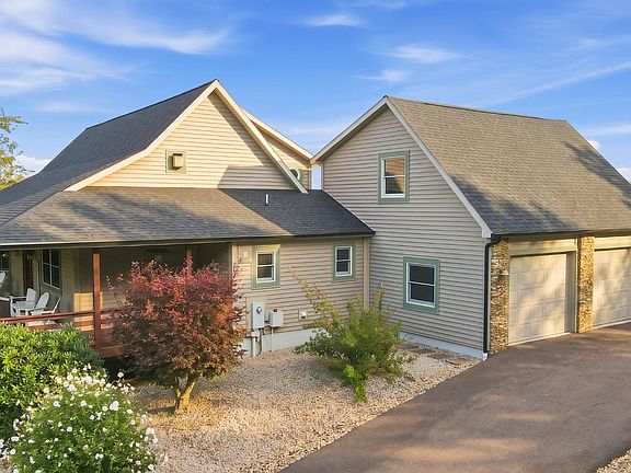 2nd image of 607 Pin Oak Cir