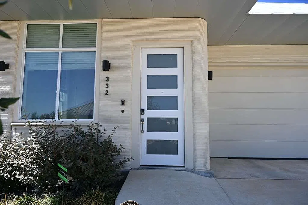 3 bed, 2.0 bath, 2041 sqft, $2,500 — Photo 2