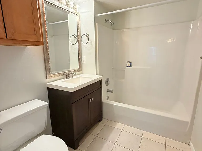 Glenbrooke Apartments — Photo 9