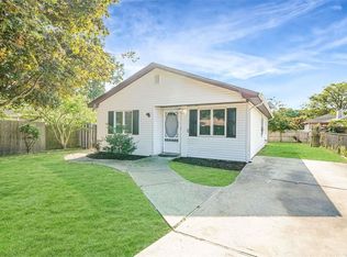 2 Ashwood Dr, Shirley, NY 11967