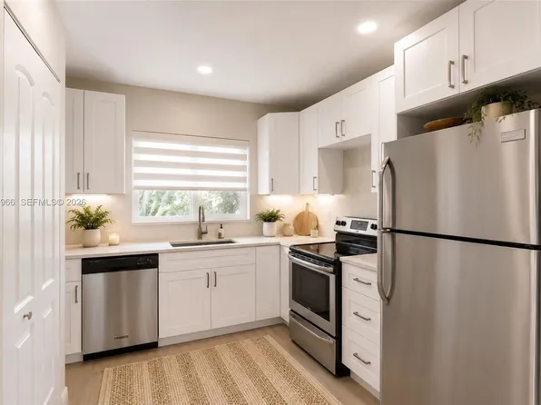 9201 Sunrise Lakes Blvd APT 304, Sunrise, FL 33322