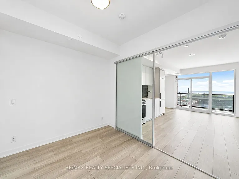 285 Dufferin St #817 — Photo 23