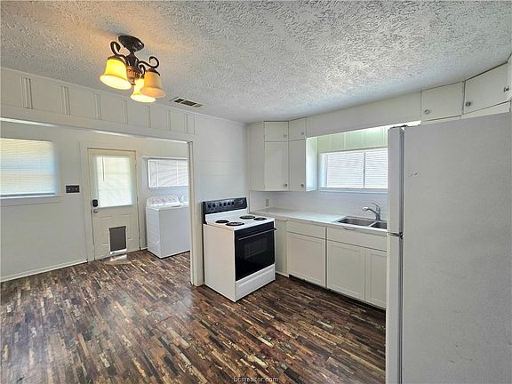 5th image of 138 Watson St
