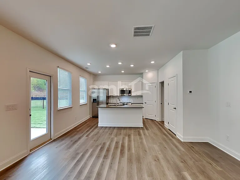 1043 Highland Walk — Photo 7